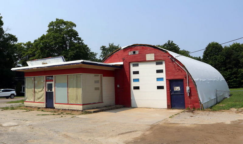 Carls 76  Gas Station - July 2021 (newer photo)